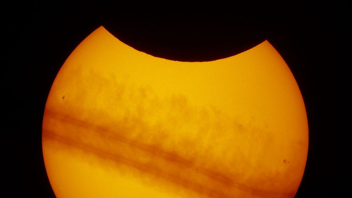 Z Česka bylo vidět částečné zatmění Slunce. Takhle vypadalo